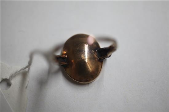 A Georgian yellow metal and oval red intaglio foil backed? ring with old cut diamond set shoulders, size L.